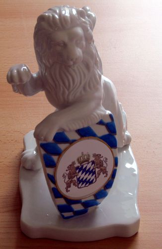 Bayerischer Löwe mit Wappen